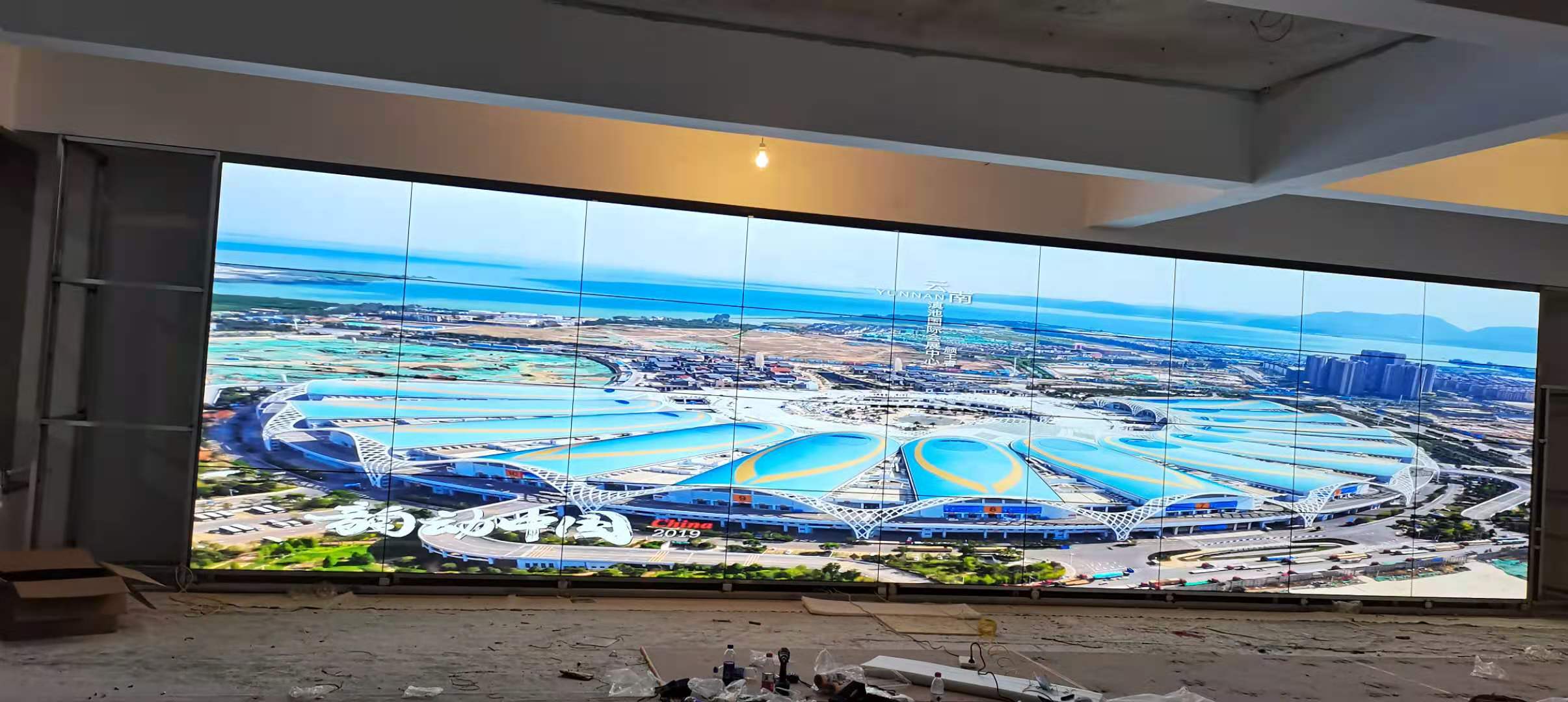 不同氣候條件（如高溫、高濕度、沙塵）下，戶外LED顯示屏的維護(hù)策略有何差異？