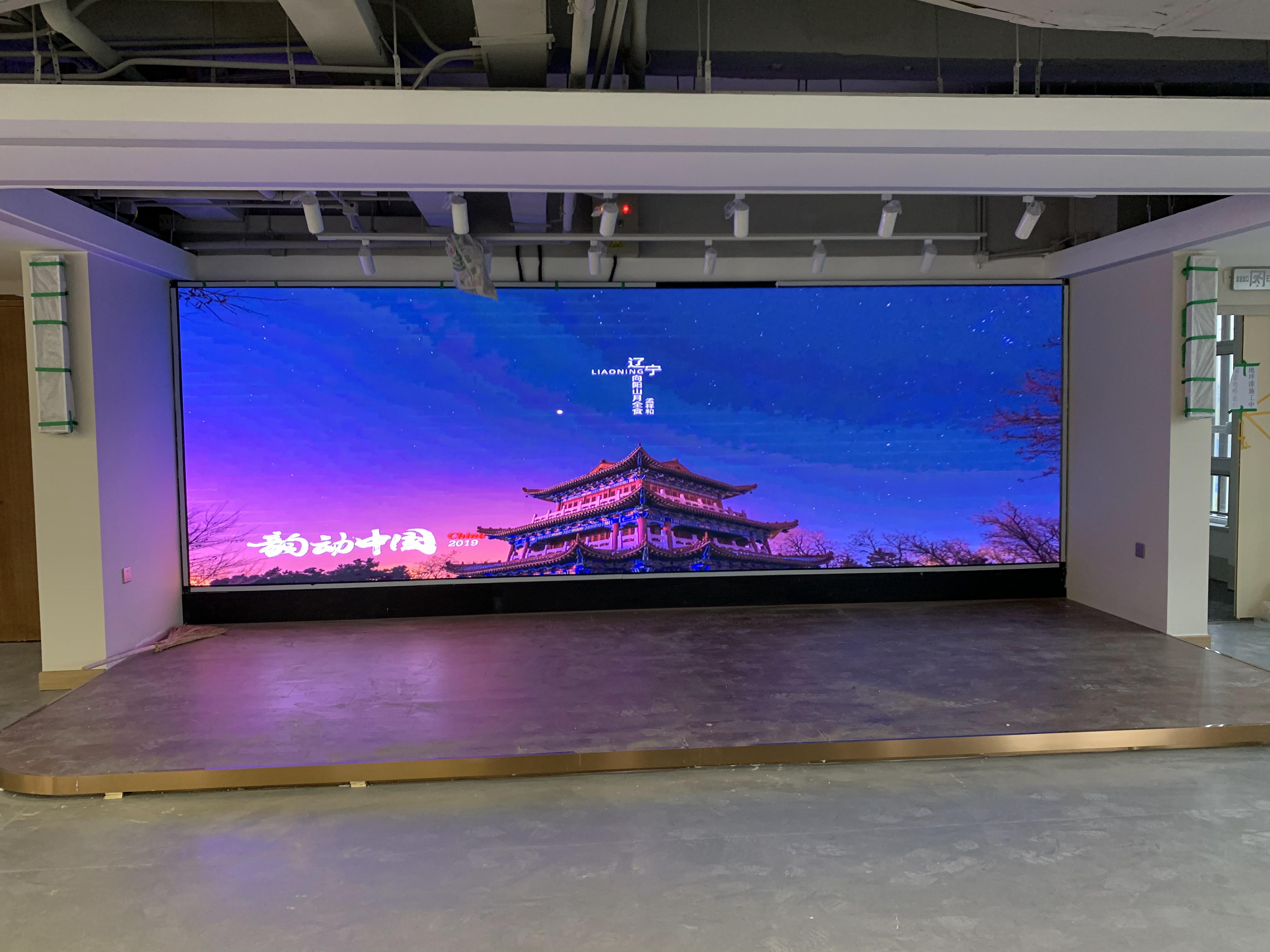 “會議室屏幕掛多高？人體工學高度公式+高管身高適配表”