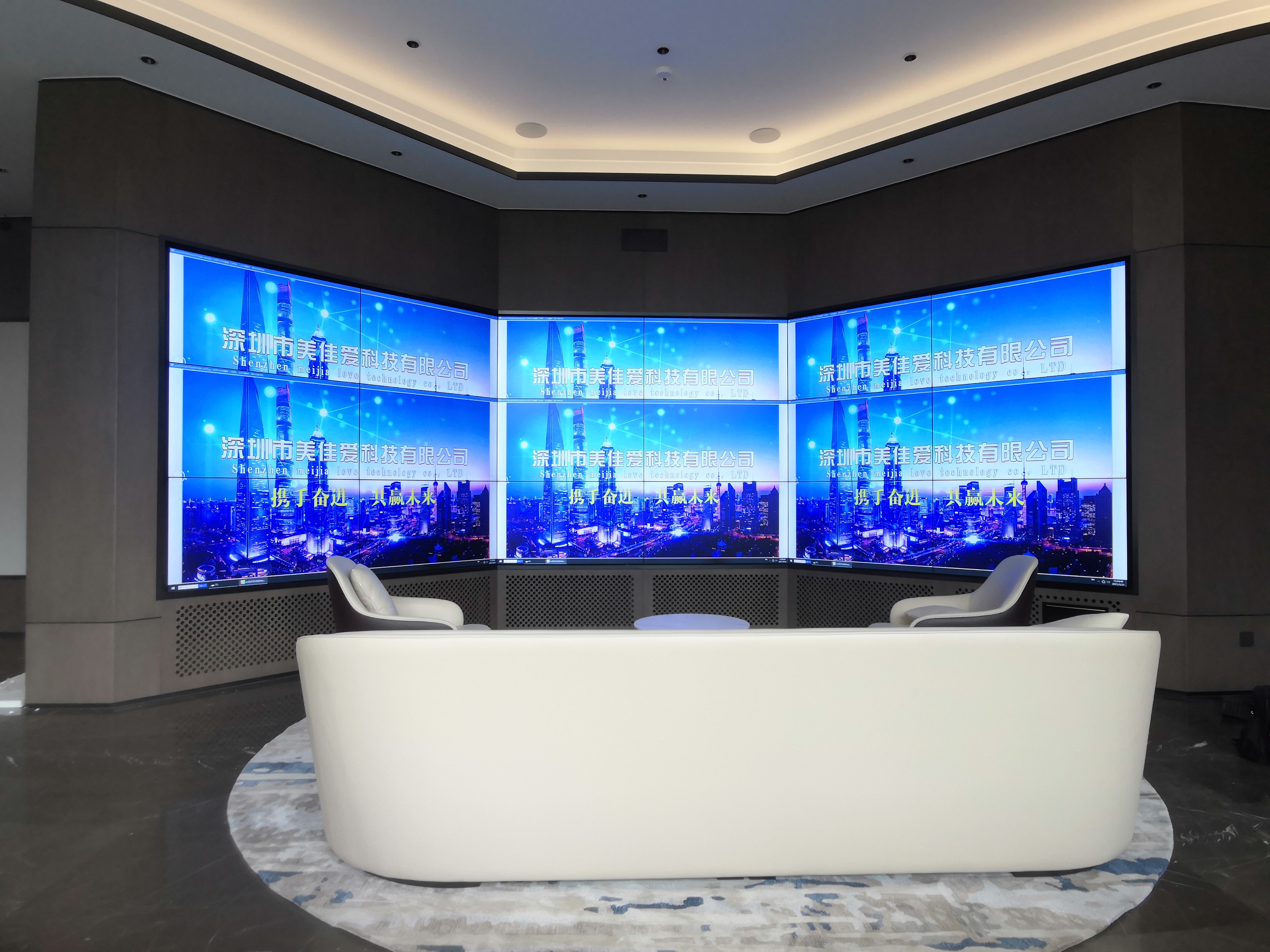 “無線投屏 vs HDMI接線：10人會議切換演示，哪種方式更讓老板崩潰？”